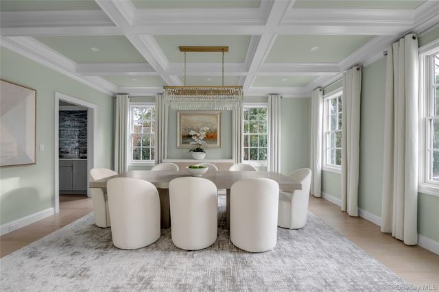 88 Plandome Court, Manhasset, NY 11030