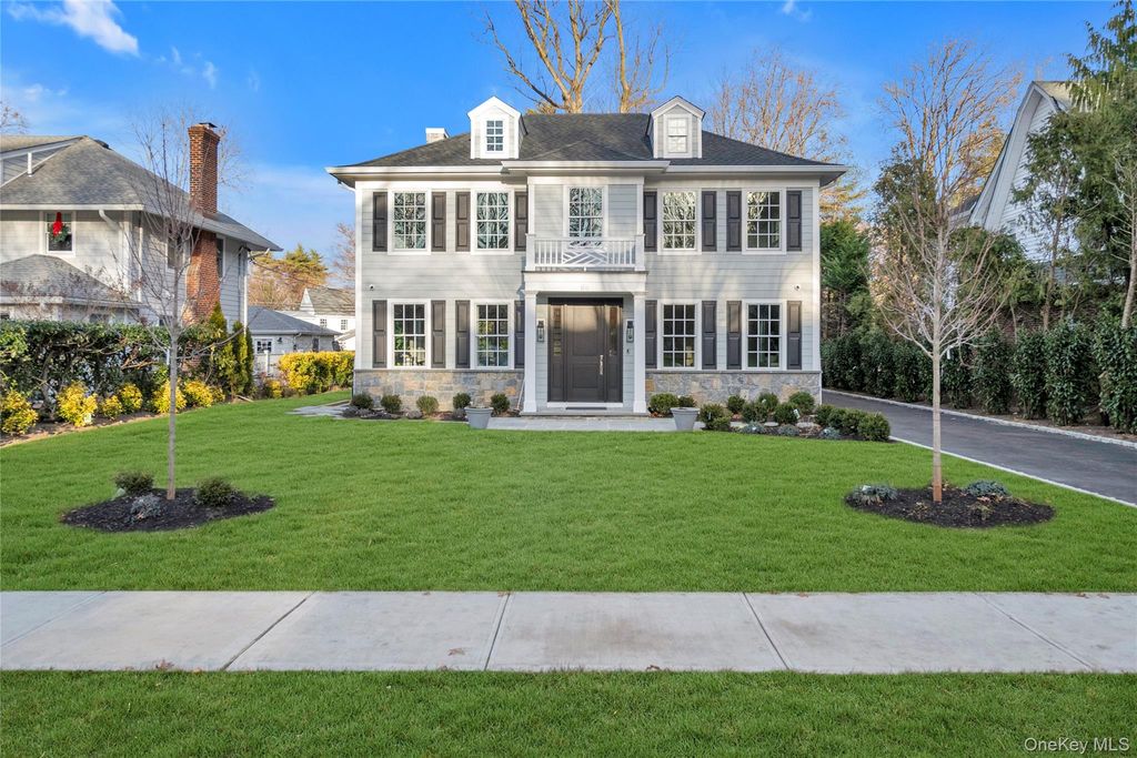 88 Plandome Court, Manhasset, NY 11030