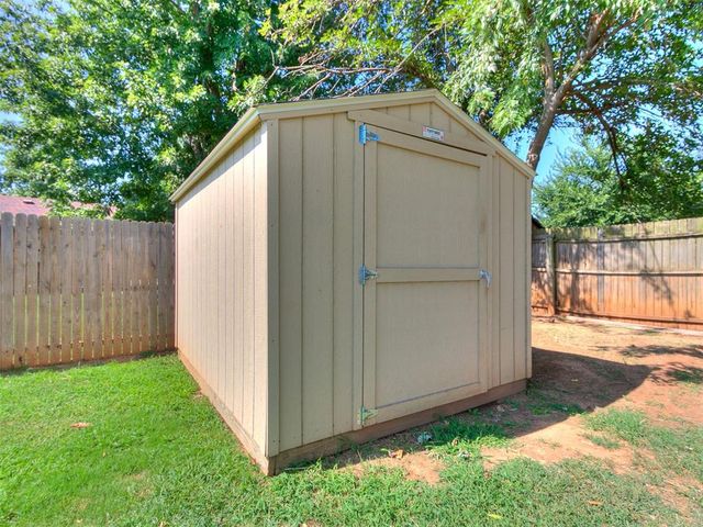 12012 Larkdale Drive, Yukon, OK 73099
