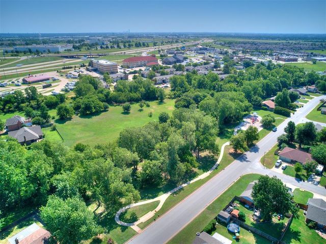 12012 Larkdale Drive, Yukon, OK 73099