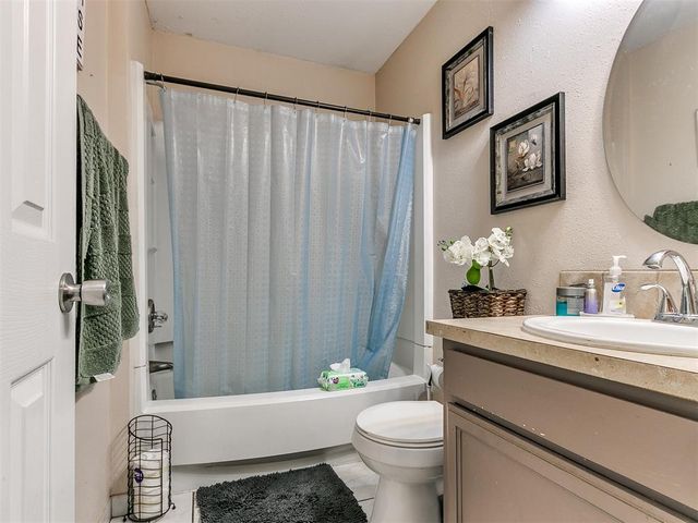 12012 Larkdale Drive, Yukon, OK 73099