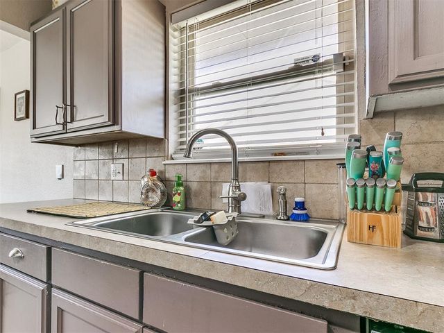 12012 Larkdale Drive, Yukon, OK 73099