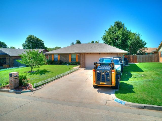 12012 Larkdale Drive, Yukon, OK 73099