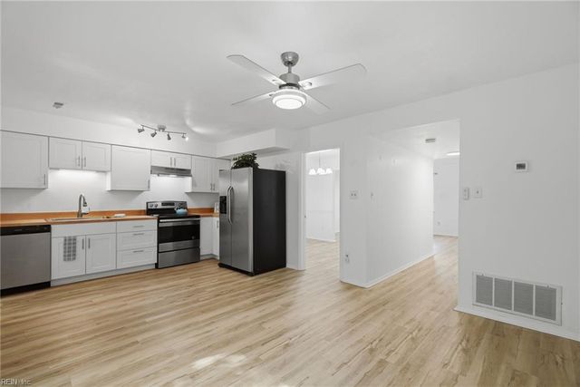 832 N Grosvenor CT, Virginia Beach, VA 23462