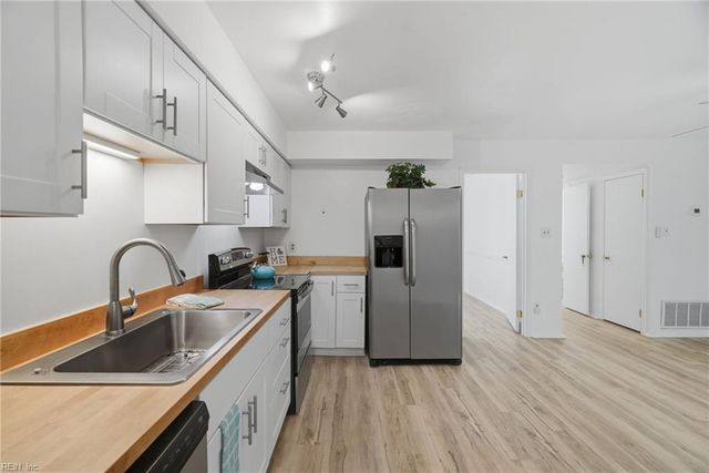 832 N Grosvenor CT, Virginia Beach, VA 23462
