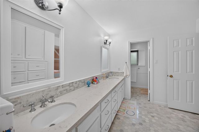 931 Fleetwood Place Drive, Houston, TX 77079