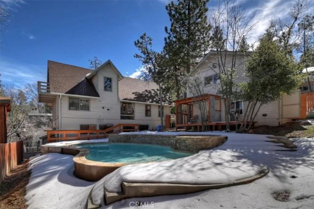 27064 Overlook, Lake Arrowhead, CA 92352