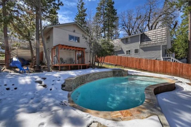 27064 Overlook, Lake Arrowhead, CA 92352