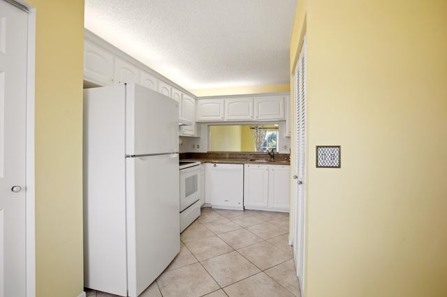 3146 Via Poinciana 407, Greenacres, FL 33467