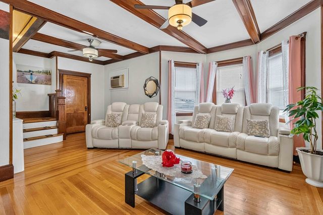 10 Cobbet Pl, Lynn, MA 01902