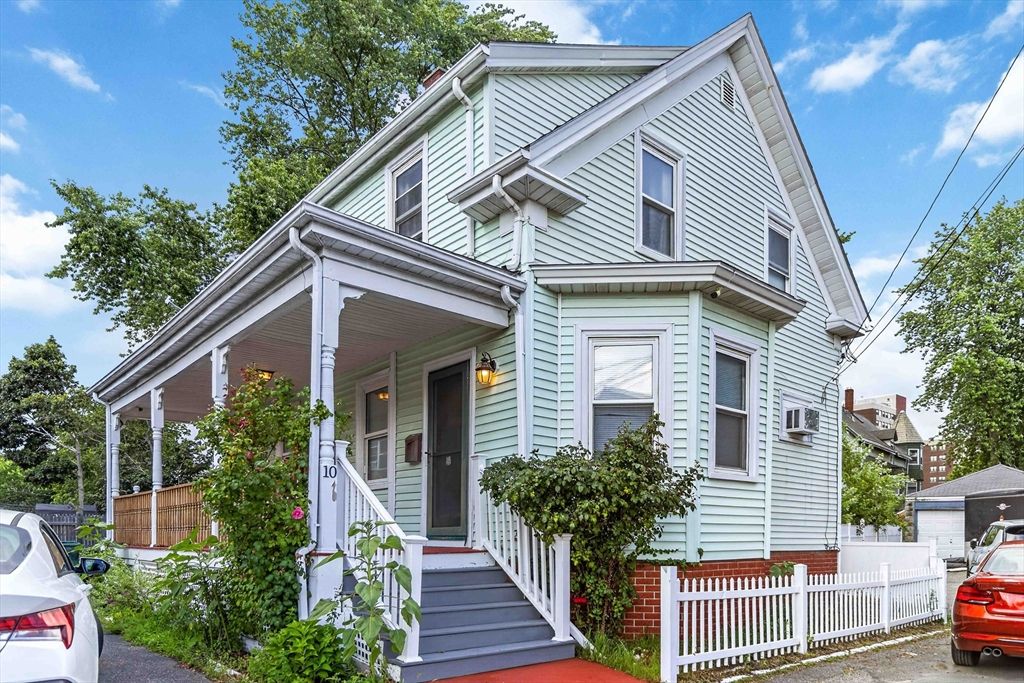 10 Cobbet Pl, Lynn, MA 01902