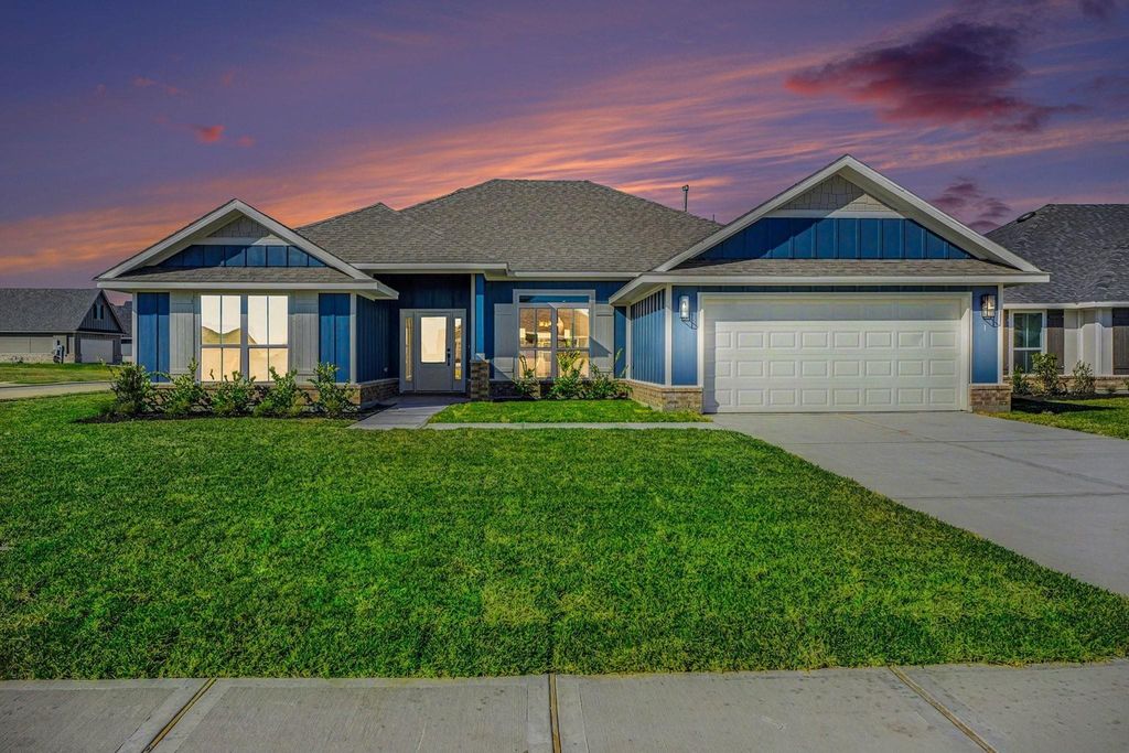 1 Keystone Court, Angleton, TX 77515