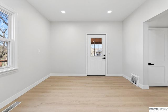 6772 Bedford Avenue, Omaha, NE 68104