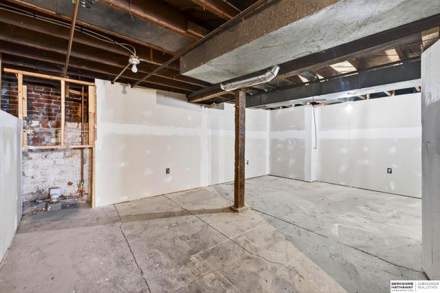 6772 Bedford Avenue, Omaha, NE 68104