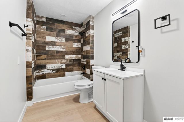 6772 Bedford Avenue, Omaha, NE 68104