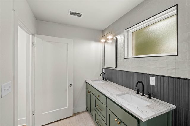 1400 W Emma Avenue, Springdale, AR 72764