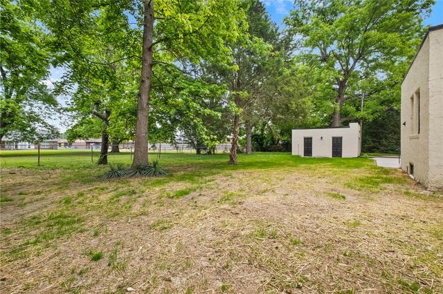1400 W Emma Avenue, Springdale, AR 72764