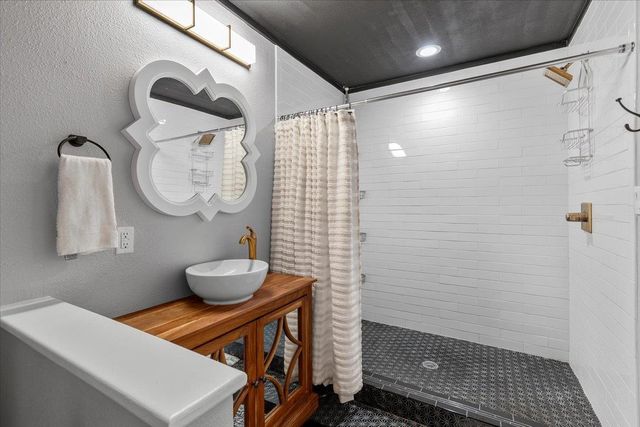 704 Gresham ST, Smithville, TX 78957