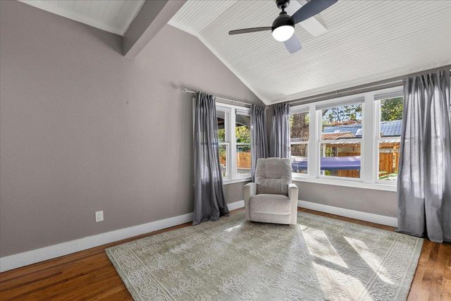 704 Gresham ST, Smithville, TX 78957
