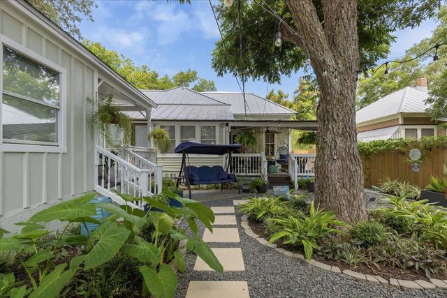 704 Gresham ST, Smithville, TX 78957