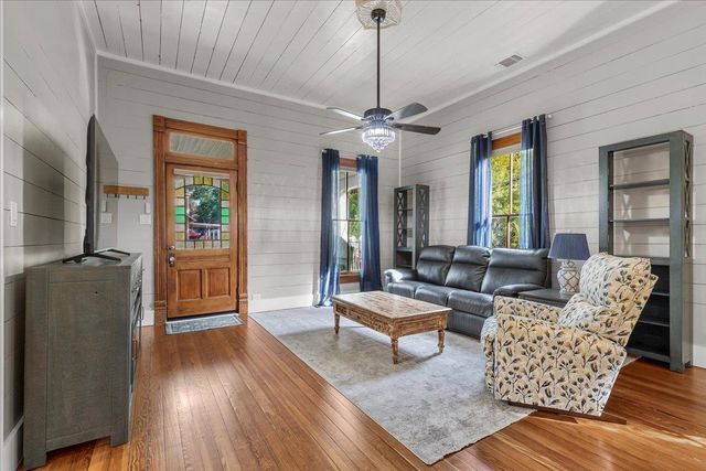 704 Gresham ST, Smithville, TX 78957