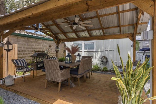704 Gresham ST, Smithville, TX 78957