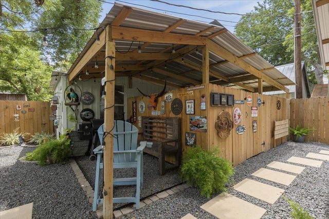 704 Gresham ST, Smithville, TX 78957