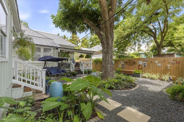 704 Gresham ST, Smithville, TX 78957