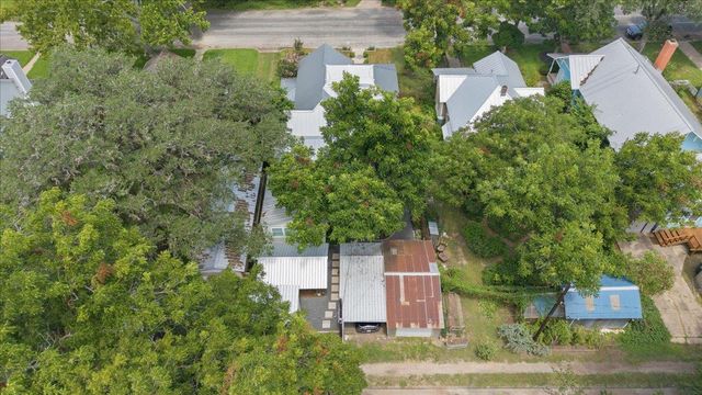 704 Gresham ST, Smithville, TX 78957