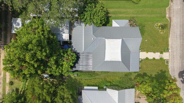 704 Gresham ST, Smithville, TX 78957