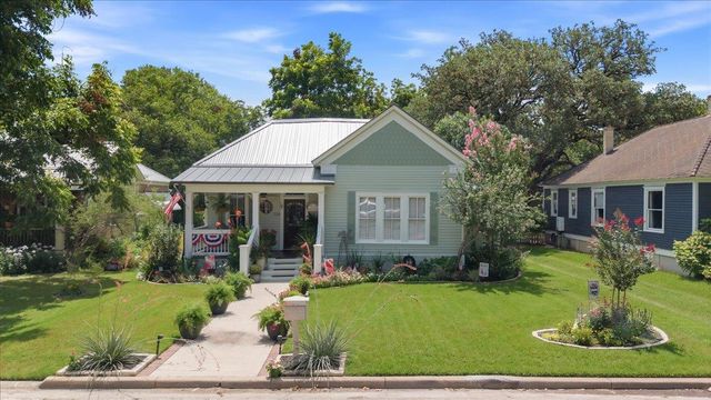 704 Gresham ST, Smithville, TX 78957