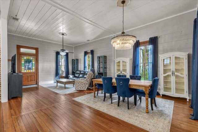 704 Gresham ST, Smithville, TX 78957