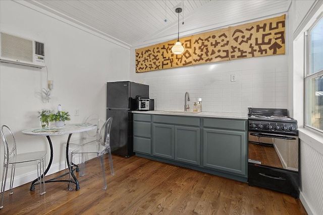 704 Gresham ST, Smithville, TX 78957