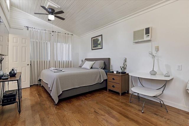 704 Gresham ST, Smithville, TX 78957