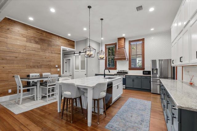 704 Gresham ST, Smithville, TX 78957