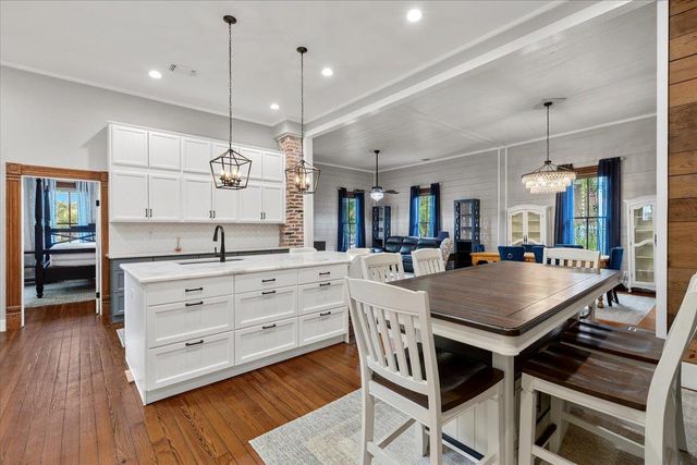 704 Gresham ST, Smithville, TX 78957