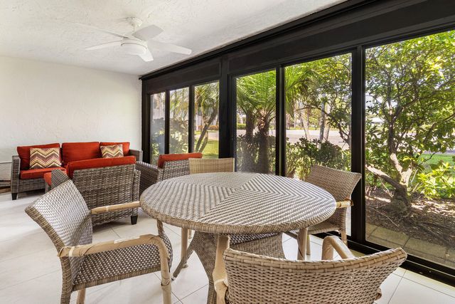 27 Stratford Ln Lane W C, Boynton Beach, FL 33436