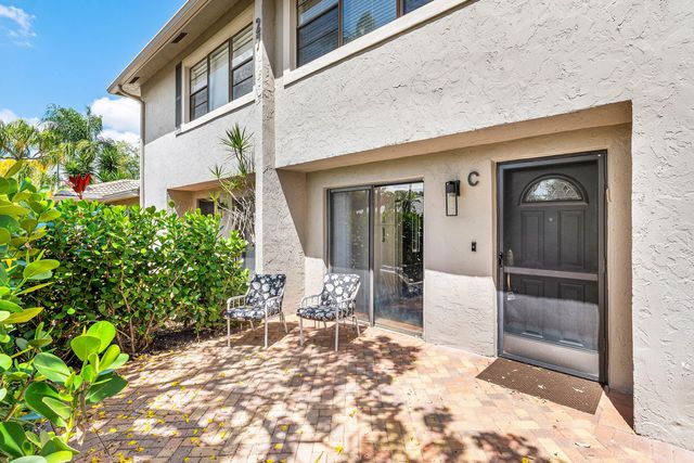 27 Stratford Ln Lane W C, Boynton Beach, FL 33436
