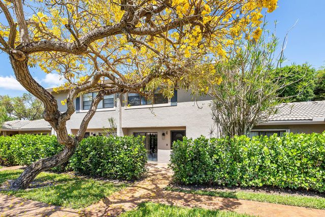 27 Stratford Ln Lane W C, Boynton Beach, FL 33436