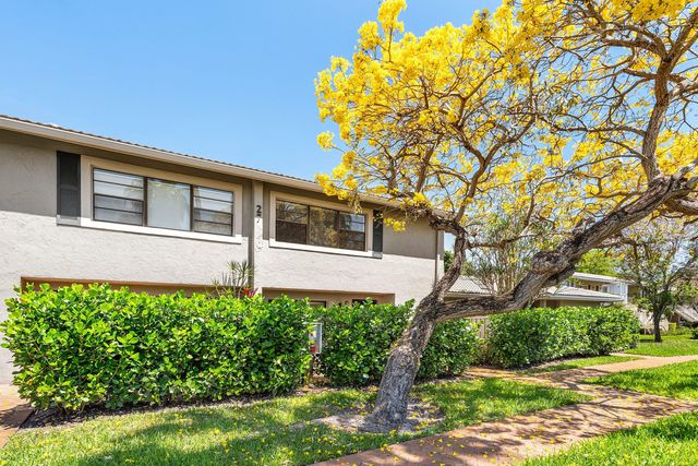 27 Stratford Ln Lane W C, Boynton Beach, FL 33436