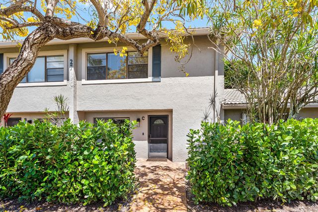 27 Stratford Ln Lane W C, Boynton Beach, FL 33436