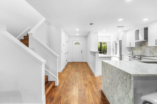 27 Stratford Ln Lane W C, Boynton Beach, FL 33436