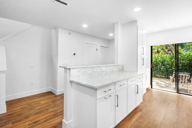 27 Stratford Ln Lane W C, Boynton Beach, FL 33436