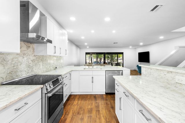 27 Stratford Ln Lane W C, Boynton Beach, FL 33436