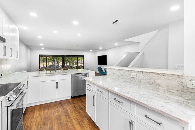 27 Stratford Ln Lane W C, Boynton Beach, FL 33436