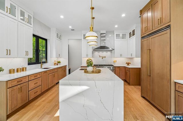 83 Falcon Road, Livingston, NJ 07039