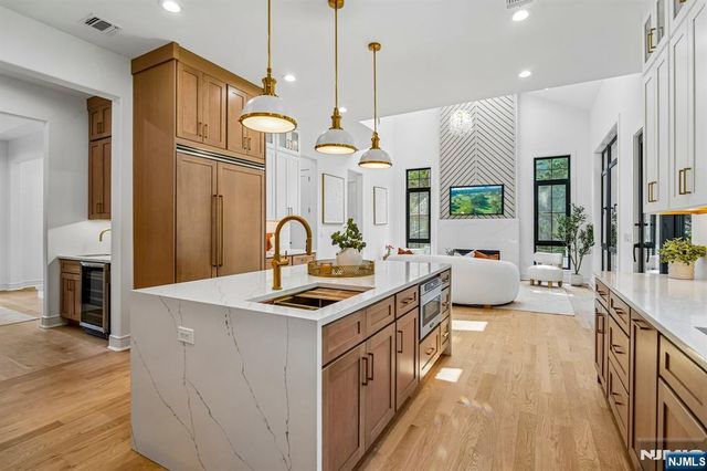 83 Falcon Road, Livingston, NJ 07039