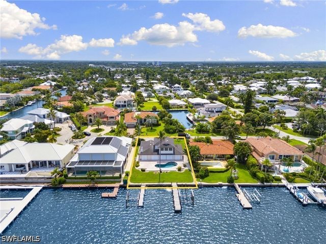 1535 Dolphin LN, Naples, FL 34102