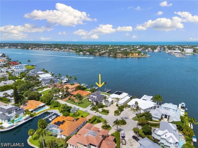 1535 Dolphin LN, Naples, FL 34102