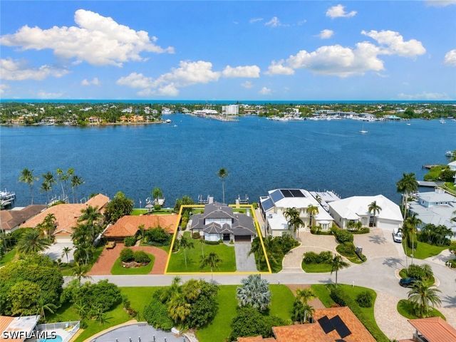 1535 Dolphin LN, Naples, FL 34102